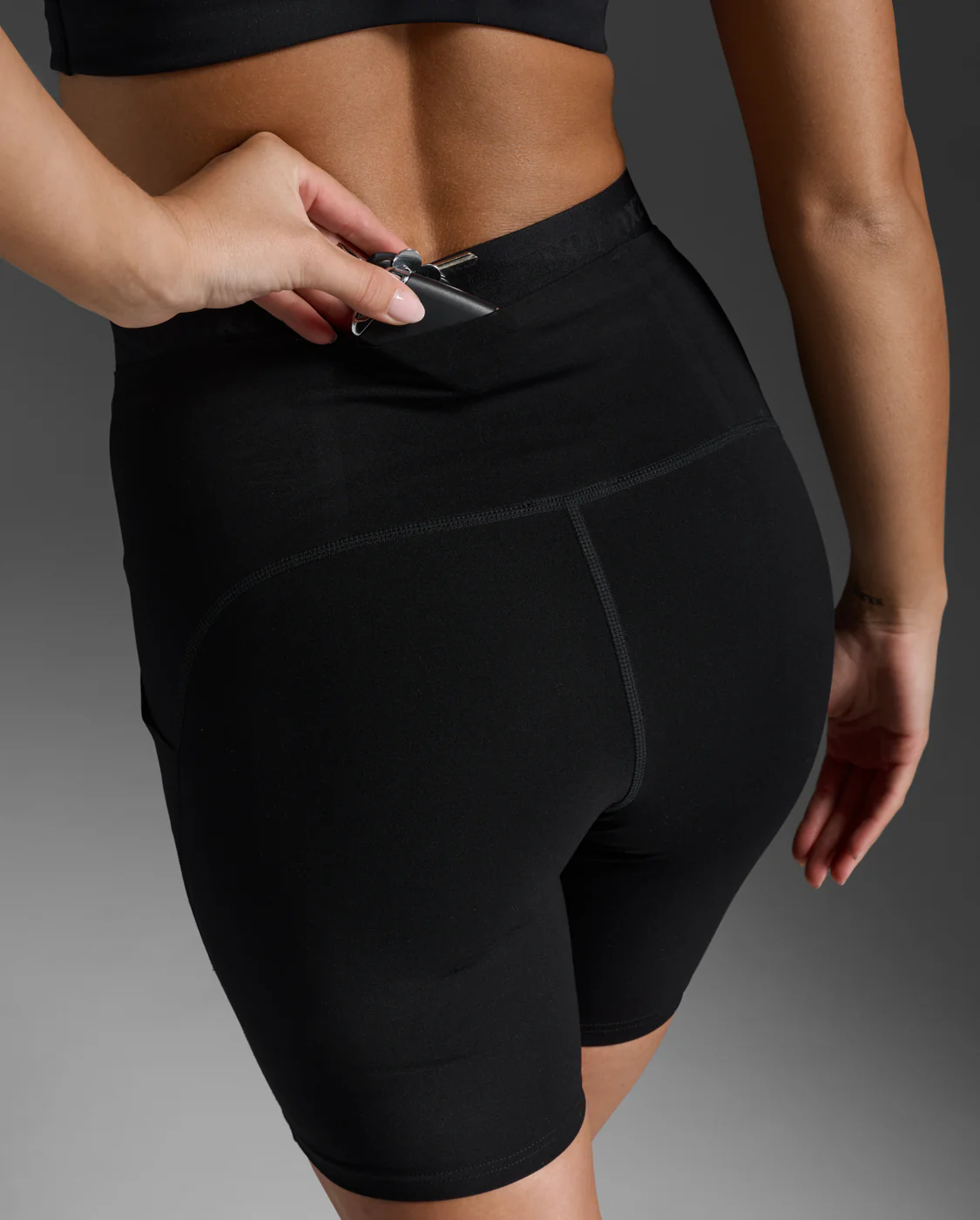 2XU Form Stash Hi-Rise 6" Compression Short with Pockets